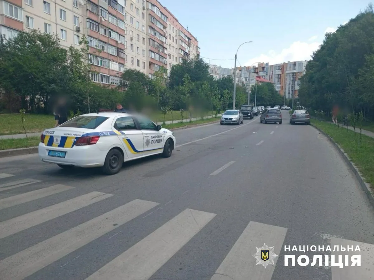 In Chernivtsi, a driver hit a minor on a scooter crossing a pedestrian crossing
