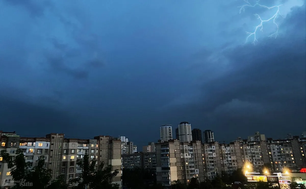 A thunderstorm is approaching Kyiv and the region