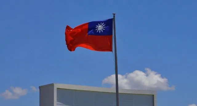 Тайвань наблюдает за китайскими военными учениями вблизи авианосца "Шаньдун"