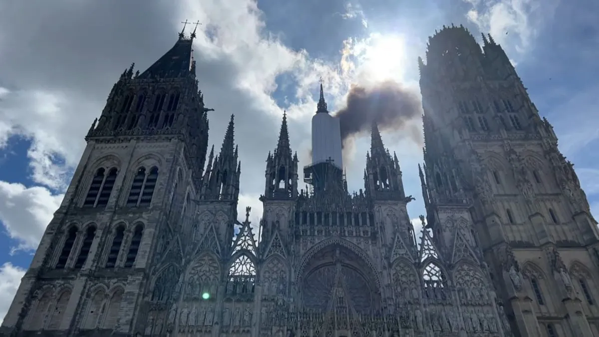 На шпиле Руанского собора во Франции вспыхнул пожар на шпиле