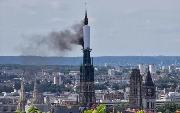 Пожар на шпиле Руанского собора во Франции потушили