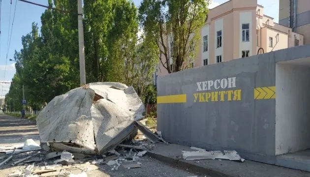 In Kherson, russians wound a man by dropping explosives from a drone