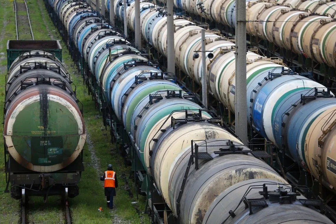 На фоні постійного зростання цін на паливо у росії з 1 серпня знову заборонять експорт бензину