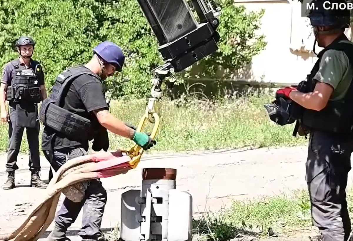 В Славянске саперы ГСЧС изъяли российскую ракету от "Смерча", которая упала в жилом районе города