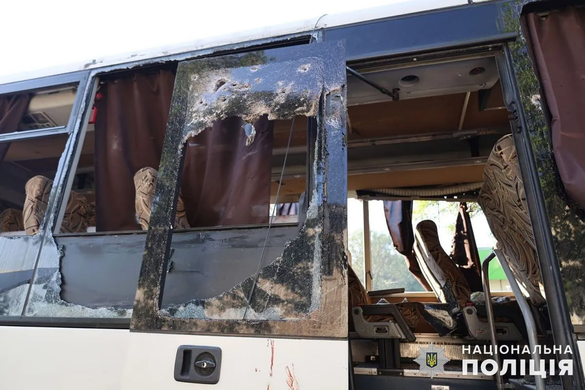 В Мирнограде россияне сбросили бомбу на остановку: правоохранители показали последствия атаки