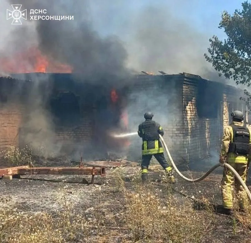 in-kherson-a-rescuer-involved-in-extinguishing-a-fire-was-injured-in-a-repeated-enemy-shelling
