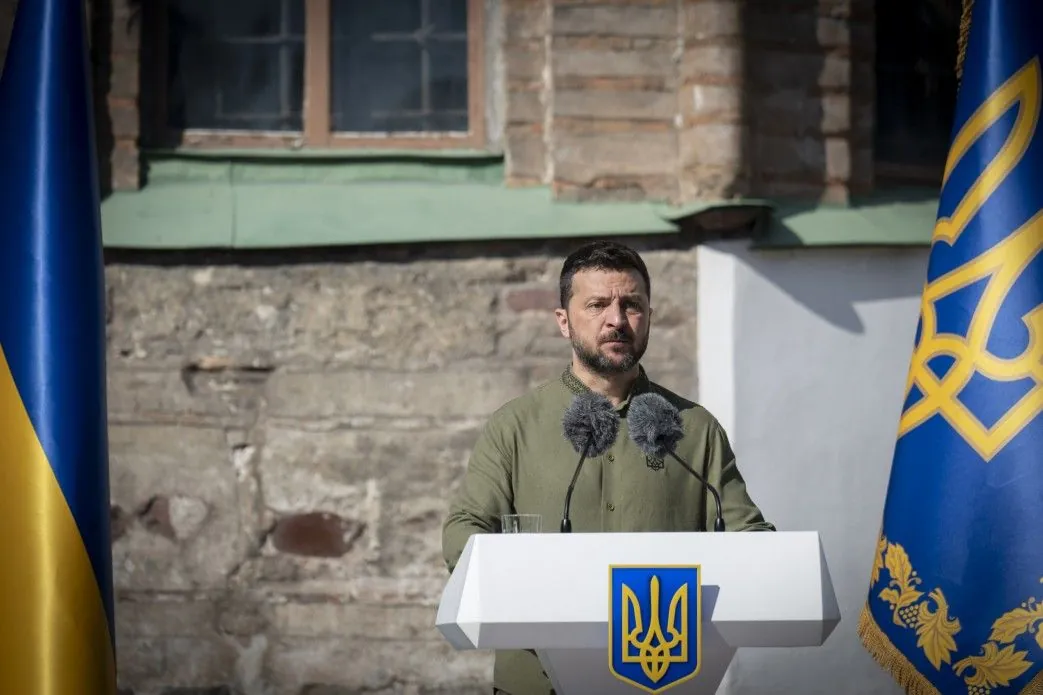 On Statehood Day, Zelensky awarded the military and handed over passports to young citizens