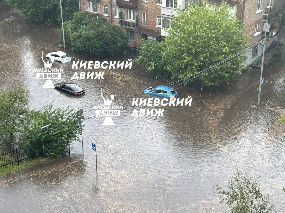 Машины "плавают": в Киеве из-за непогоды затопило дороги