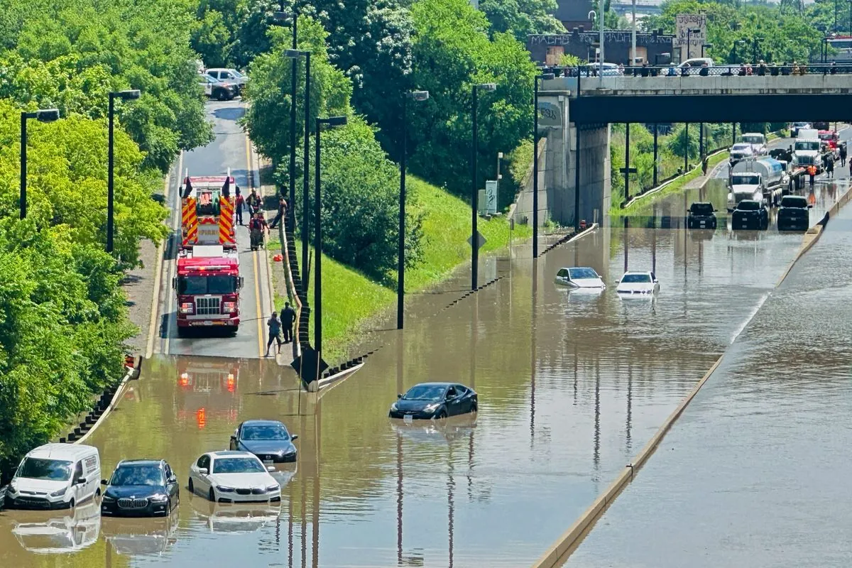 Проливной дождь вызвал наводнения, перебои в электроснабжении и сокращение авиасообщения в Торонто