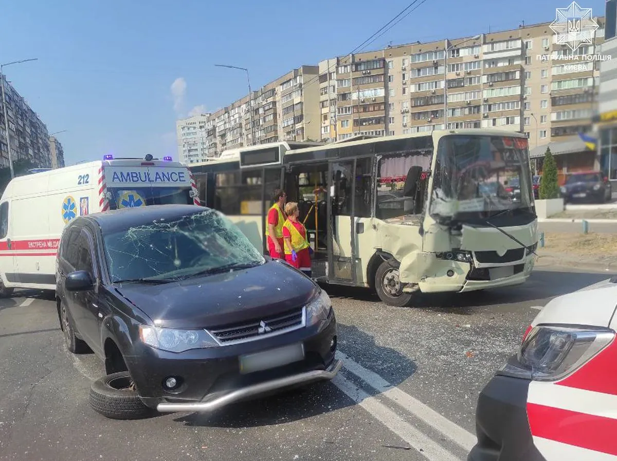 an-accident-with-a-minibus-in-kyiv-patrol-policemen-warned-of-traffic-complications