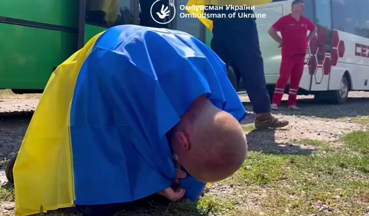 first-emotions-of-ukrainian-defenders-returned-from-captivity-ombudsman-shows-video
