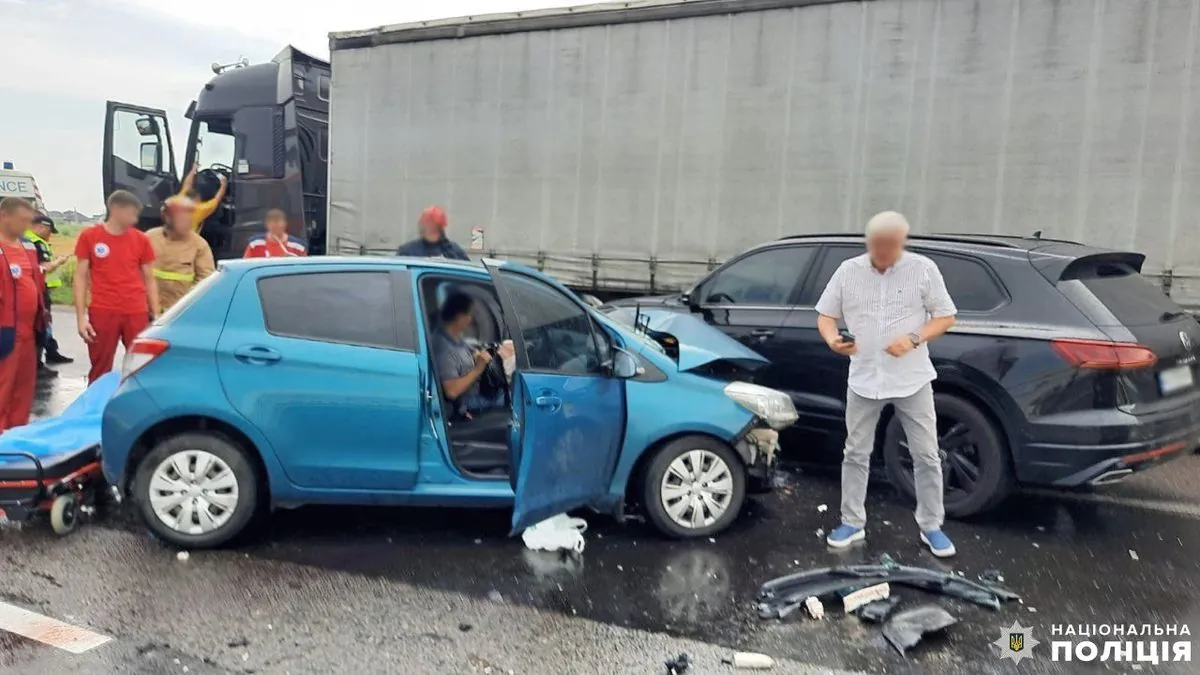 На Рівненщині зіштовхнулись вантажівка, мікроавтобус та два легковики: є травмовані