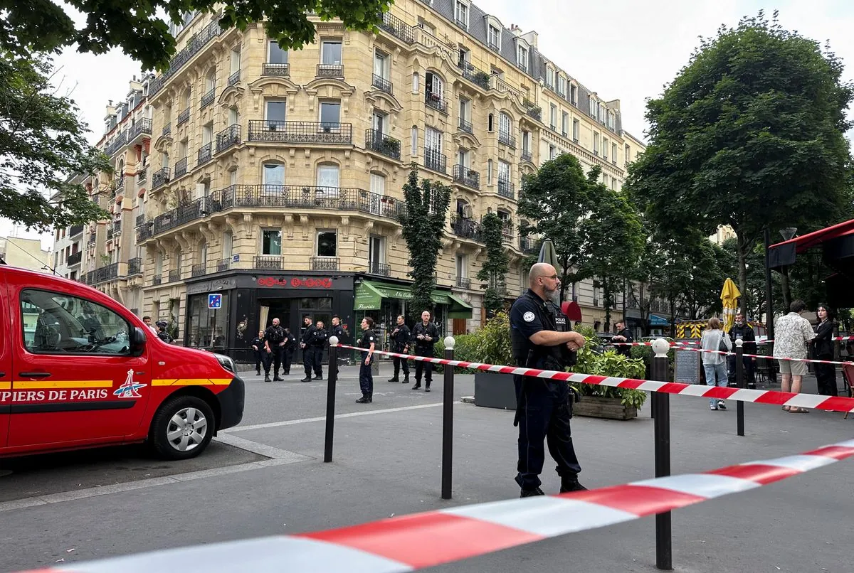 В Париже автомобиль врезался в террасу кафе, в результате чего 1 человек погиб и 6 получили ранения