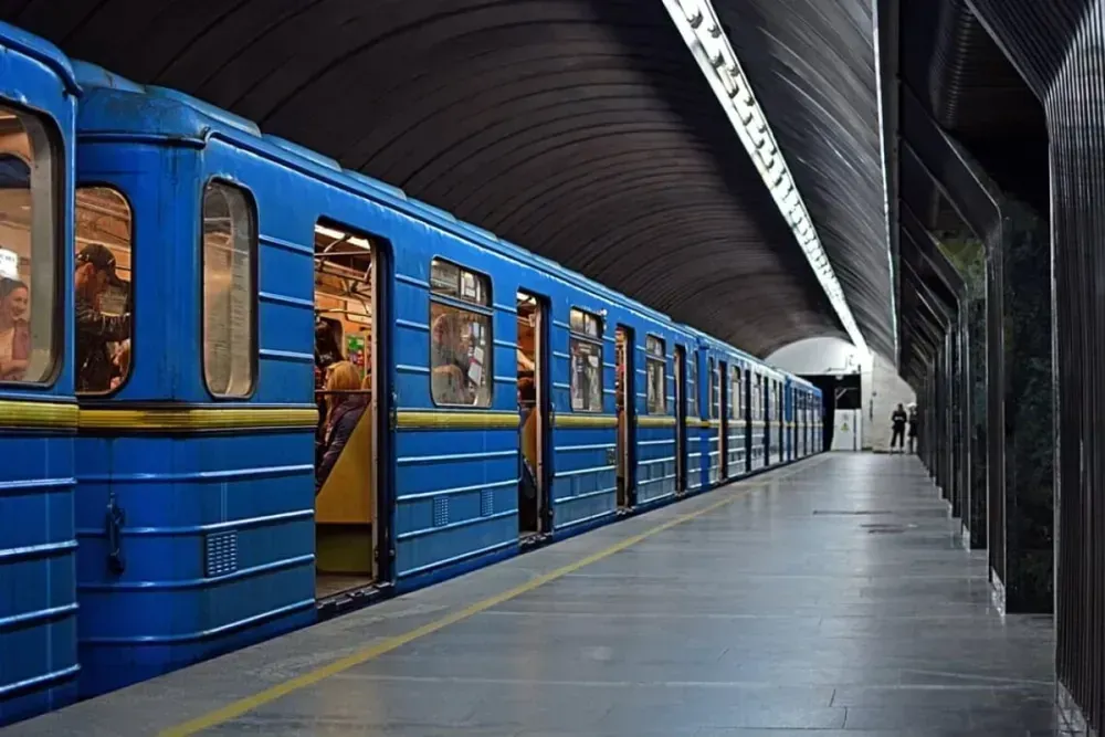 trains-resume-running-on-the-green-line-of-the-kyiv-metro