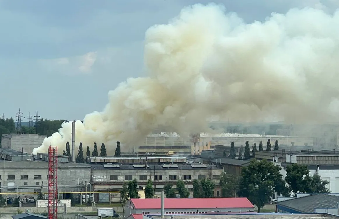 На территории уральского завода, производящего САУ, вспыхнул мощный пожар