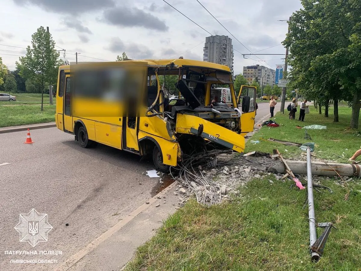 in-lviv-a-bus-demolished-an-electric-pole-there-are-victims