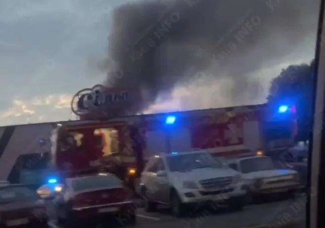 a-grocery-supermarket-caught-fire-in-kyiv-evacuation-of-customers-and-staff-continues