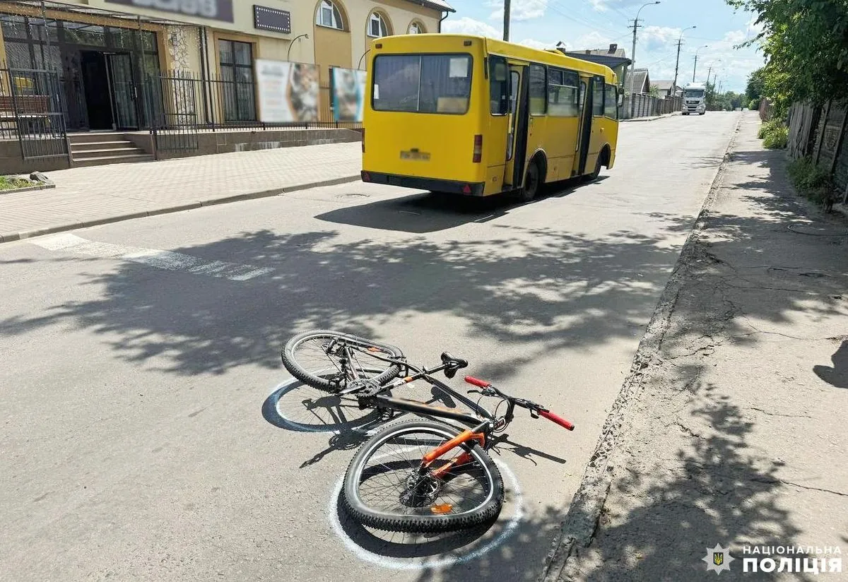In Rivne, a bus hit a 14-year-old cyclist on a crosswalk