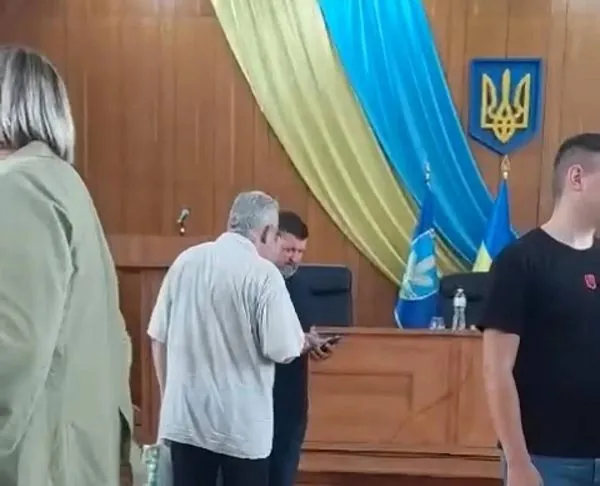Activists brought the certificate to Pikulik in the pre-trial detention center right during the meeting of the Irpin City Council
