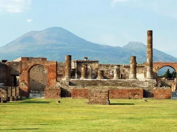 Earthquake simultaneously with eruption could have caused deaths in Pompeii - study