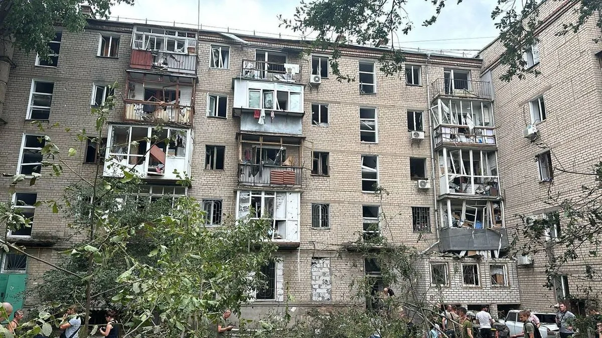 Попали в детскую площадку вблизи обычного дома: Зеленский показал последствия удара рф по Николаеву