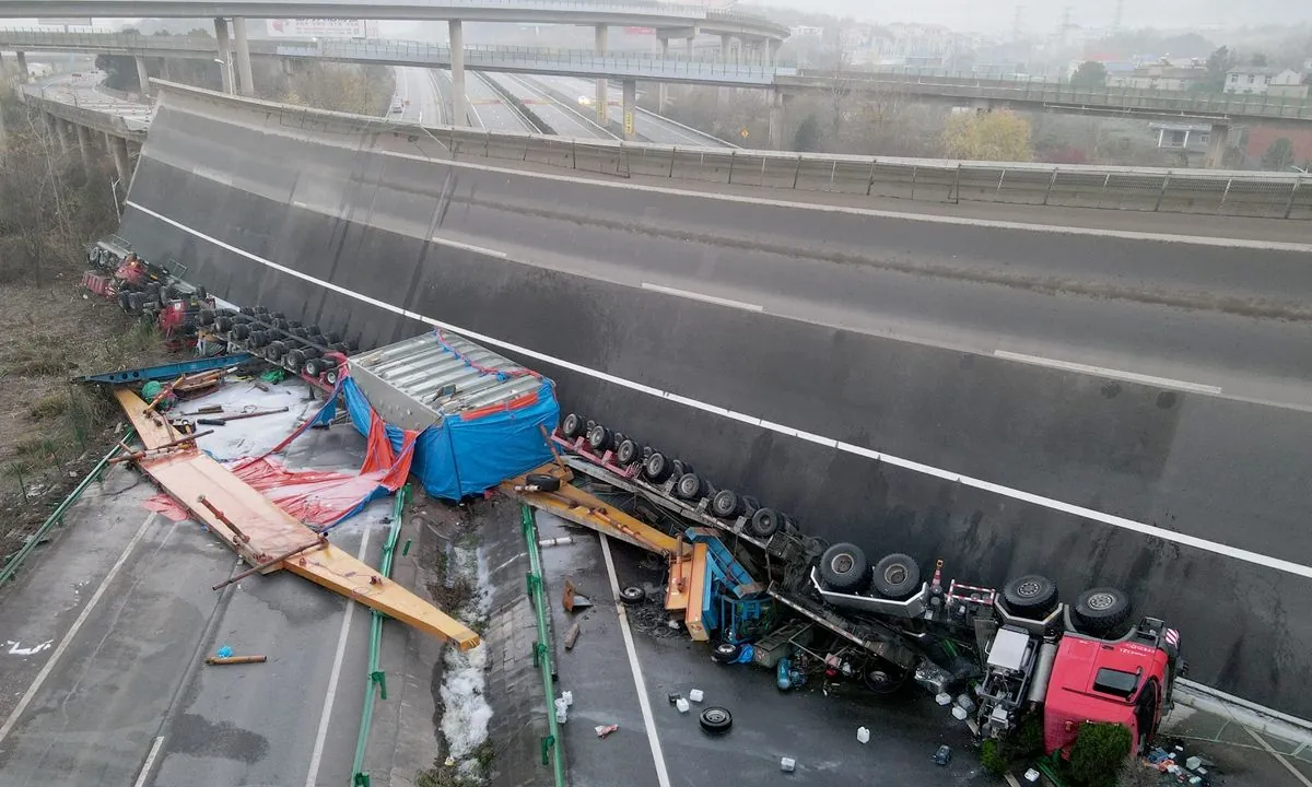 Одиннадцать человек погибли во время обвала моста в Китае