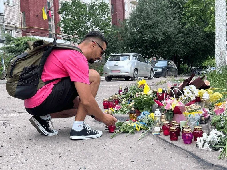 Львів'яни несуть квіти до місця вбивства Ірини Фаріон