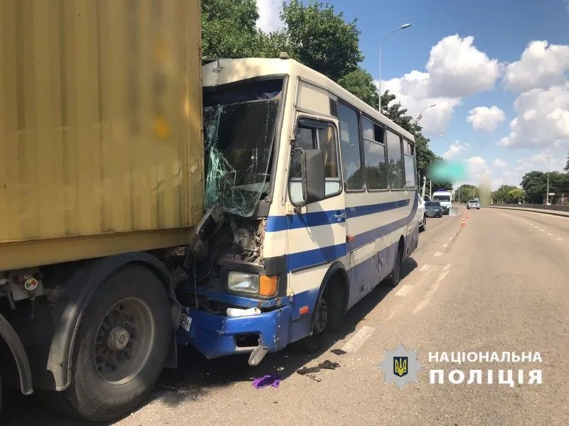 В Одесі рейсовий автобус "в'їхав" у вантажівку, 13 людей травмовано