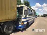 В Одессе рейсовый автобус "въехал" в грузовик, 13 человек травмированы