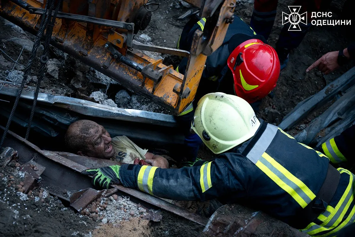 A building collapsed on the territory of the Odesa port: people are trapped under the rubble, one person is injured