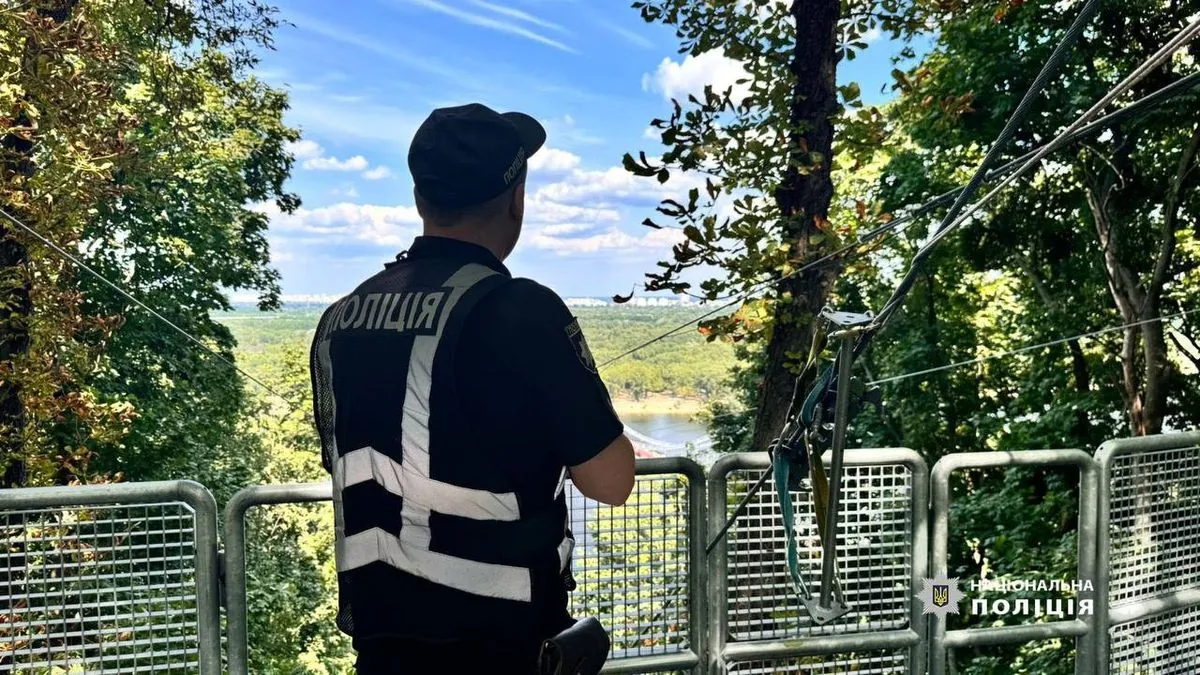 A 20-year-old man falls into the Dnipro River in Kyiv due to a broken cable on an amusement ride: police open proceedings