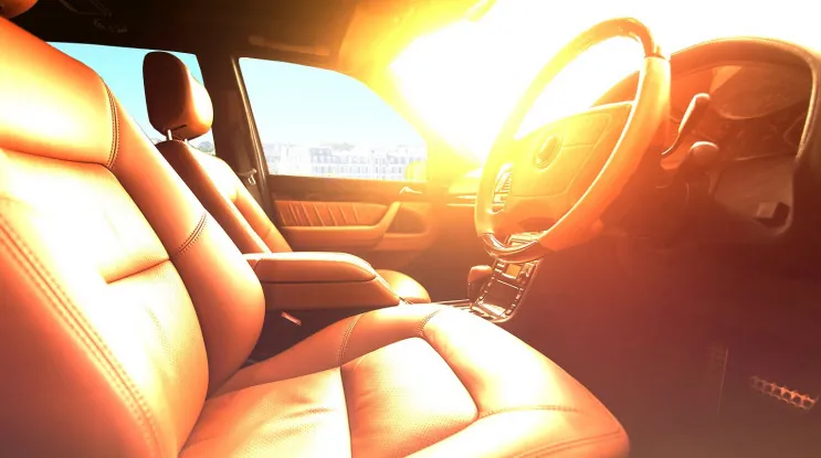 Опасно для здоровья: что не стоит хранить в машине во время аномальной жары