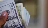 Долар впав через вихід Байдена з президентських перегонів – Bloomberg
