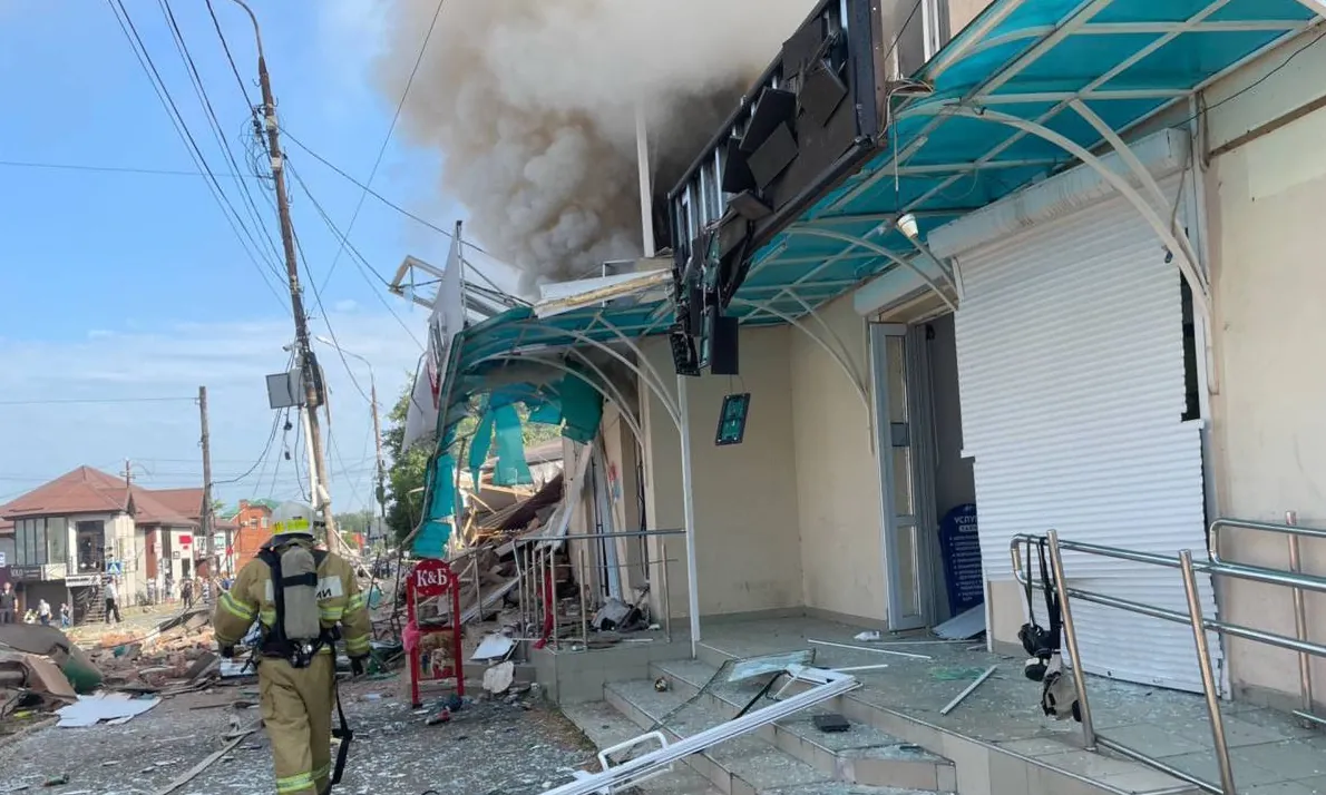 a-gas-explosion-occurred-in-a-shopping-center-in-the-krasnodar-region-of-russia-14-injured-pharmacy-employee-in-intensive-care