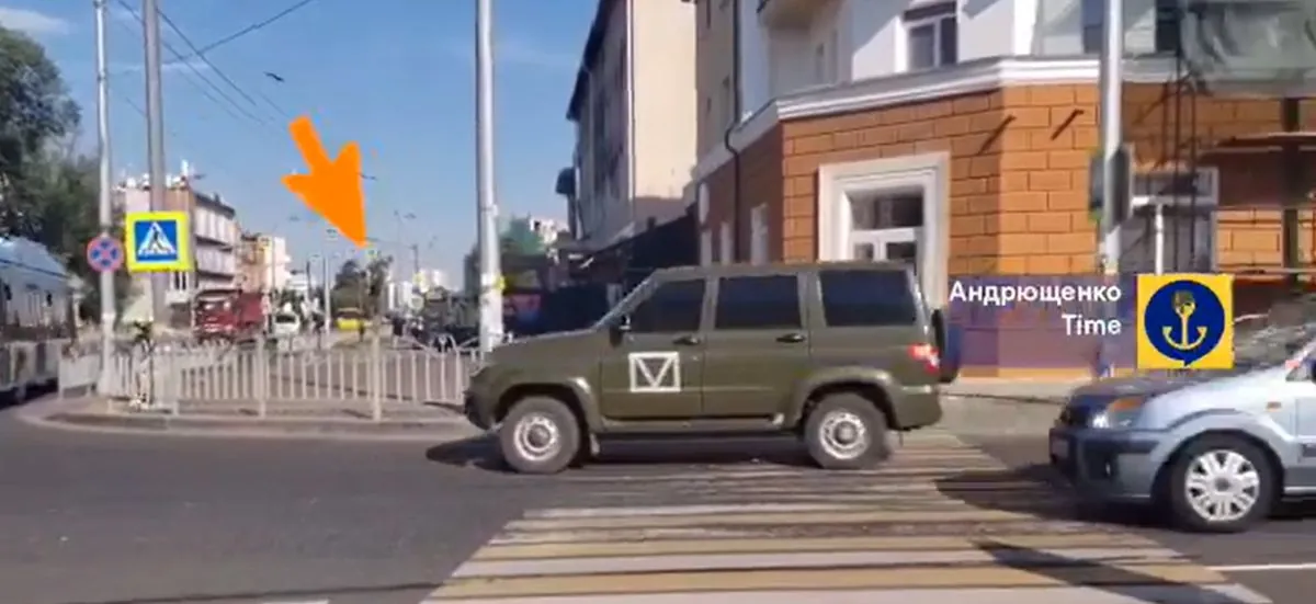 Андрющенко показал, как оккупанты в Мариуполе перебрасывают войска автобусами и легковушками