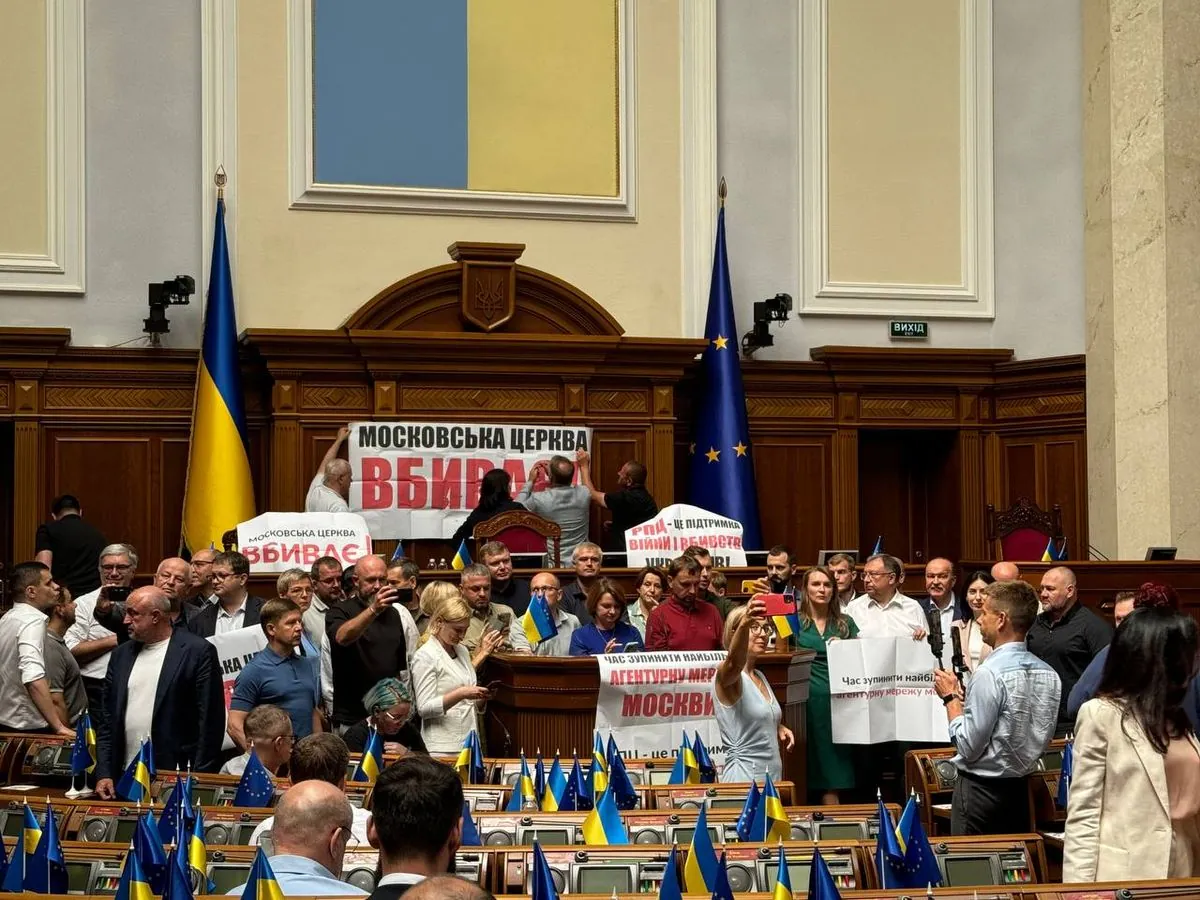 В Раде начали блокировать трибуну: парламентарии требуют поставить на голосование законопроект о запрете УПЦ МП
