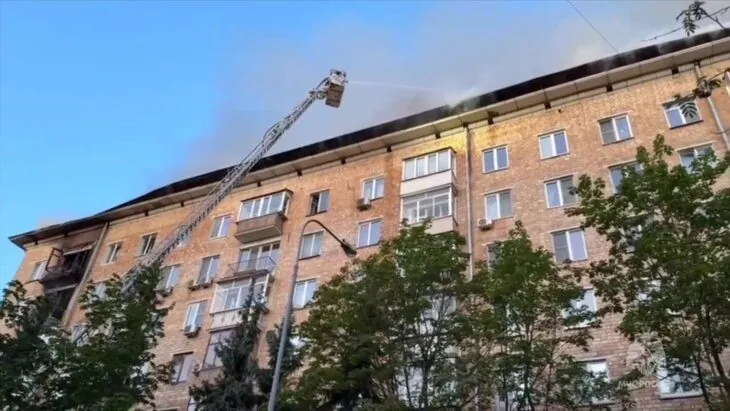 a-large-scale-fire-breaks-out-in-moscow-the-roof-of-a-residential-high-rise-building-is-on-fire-30-people-are-evacuated