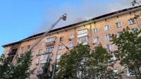 A large-scale fire breaks out in moscow: the roof of a residential high-rise building is on fire, 30 people are evacuated