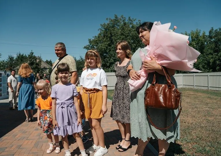 6 bedrooms, a shelter and gas heating: keys to new housing handed over to family-type orphanage in Kyiv region