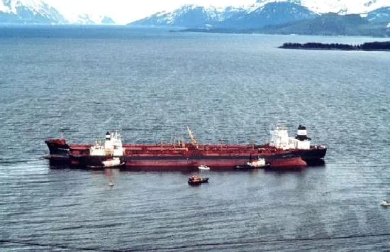 tanker-s-14-mln-litrov-mazuta-zatonul-vozle-filippin