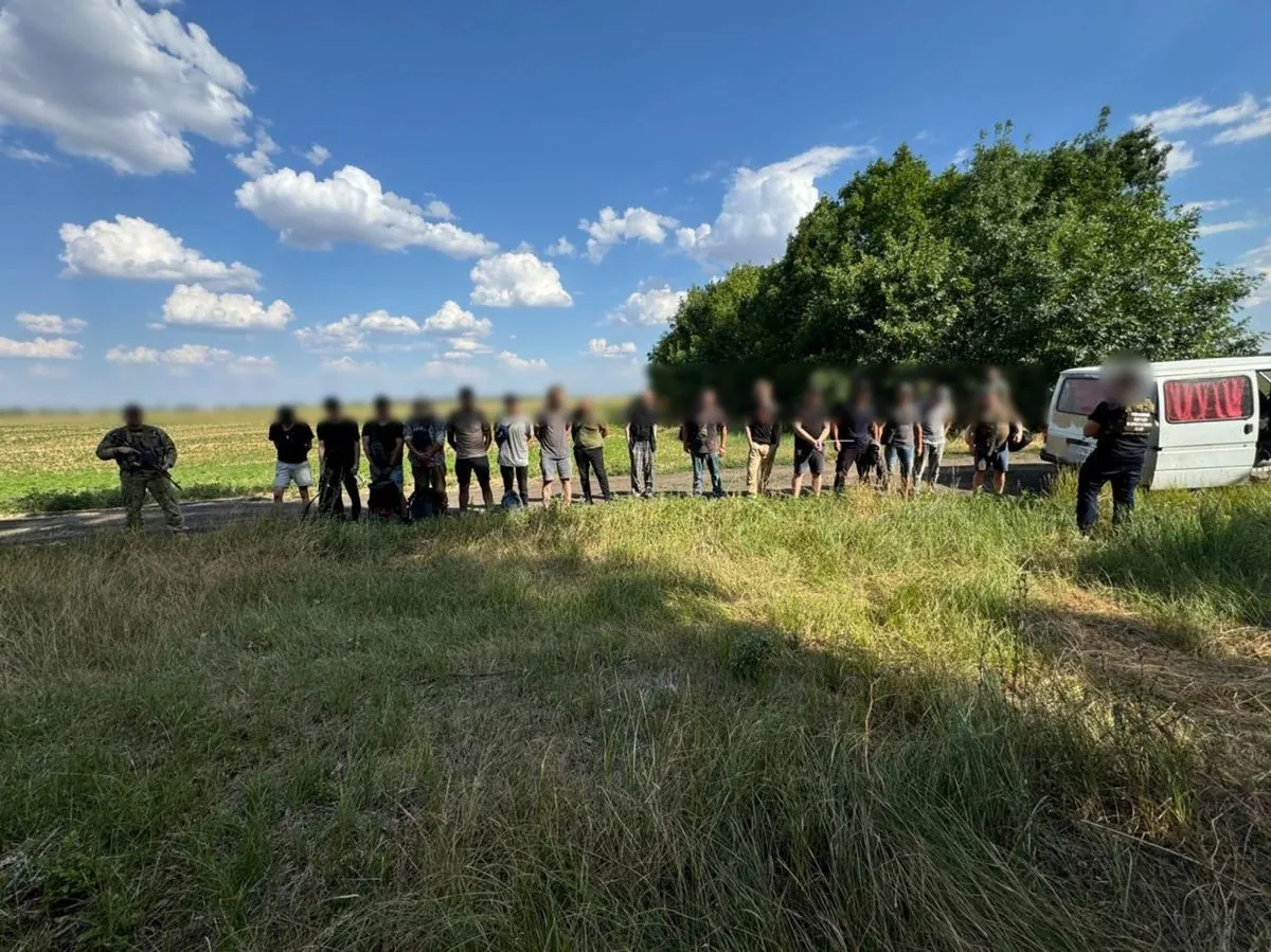 Аннулировали "горячие путевки" в Молдову: пограничники в Одесской области задержали 15 мужчин вблизи границы