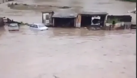 В челябинской области рф прорвало дамбу: кое-где вода уже затопила дома