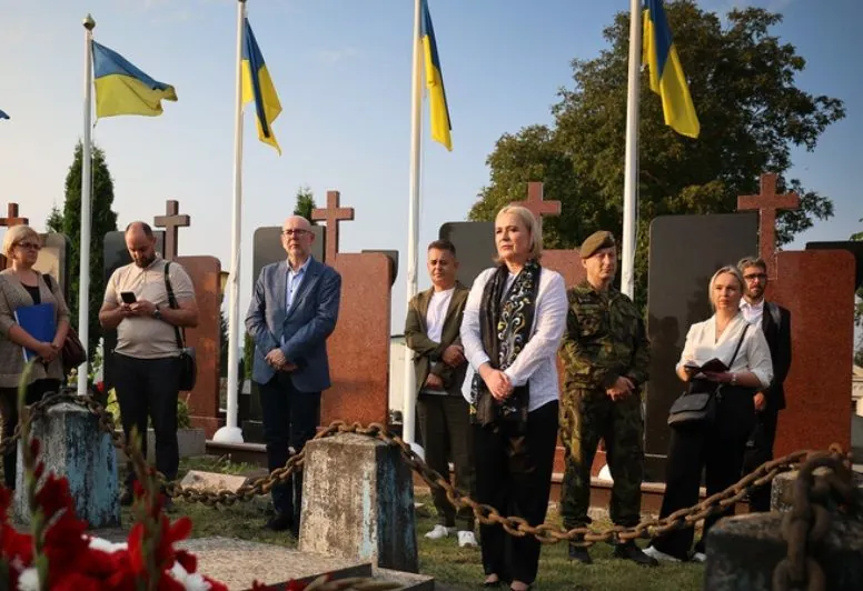 Министр обороны Чехии посетила Украину и почтила павших в войнах