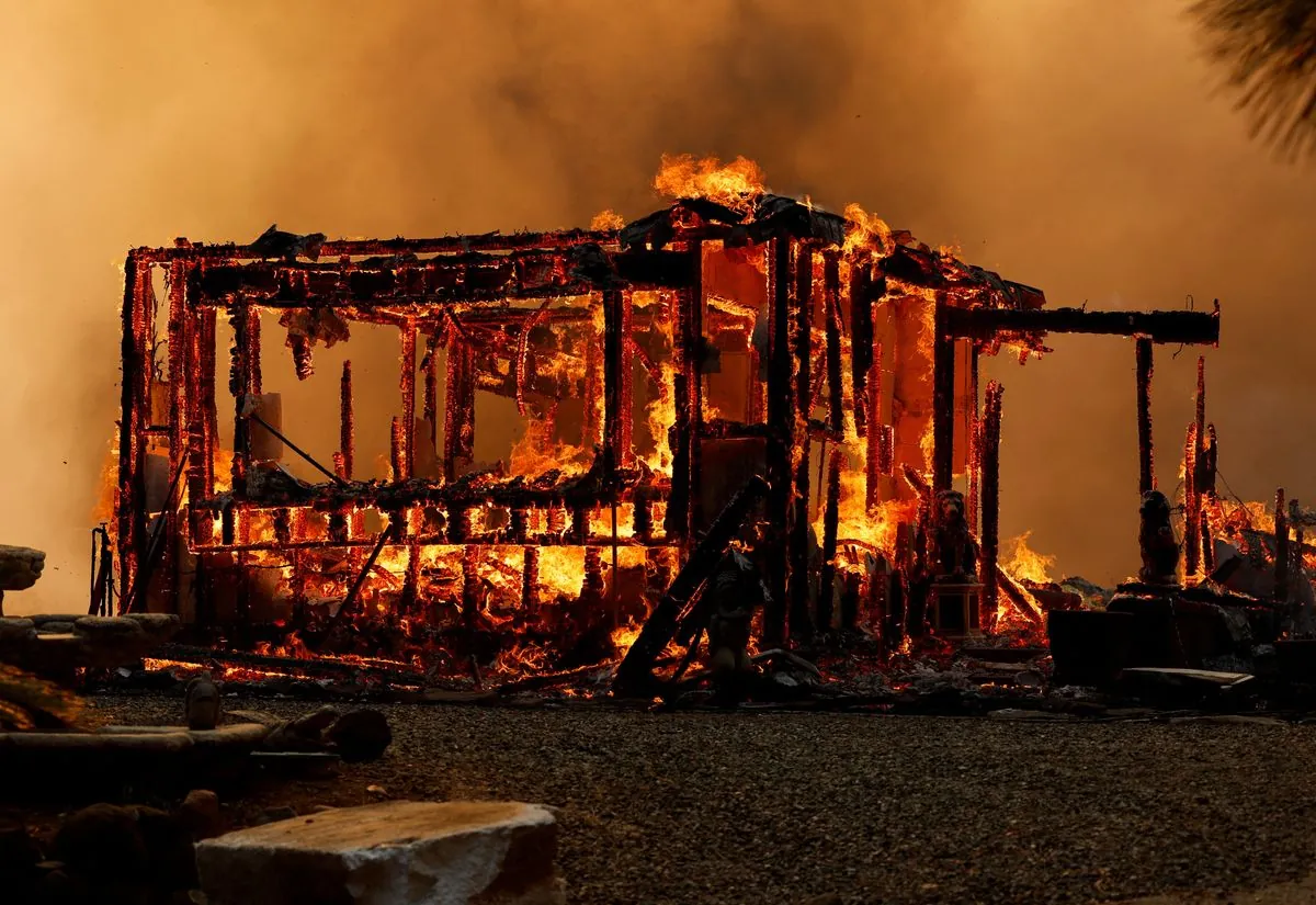 Крупнейший пожар в США охватил 1600 кв км, угрожая городам