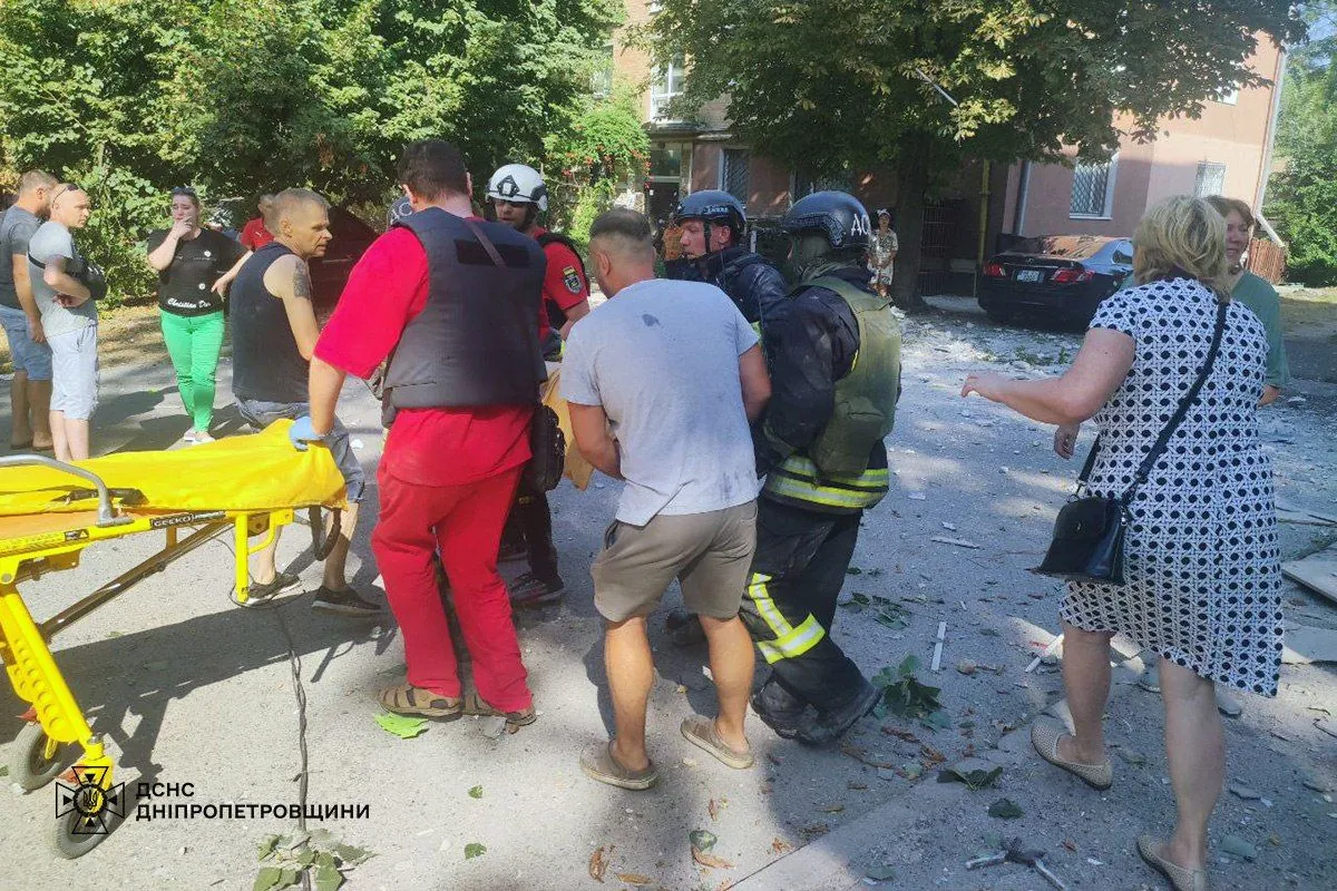russian-troops-hit-two-high-rise-buildings-in-nikopol-two-children-were-injured