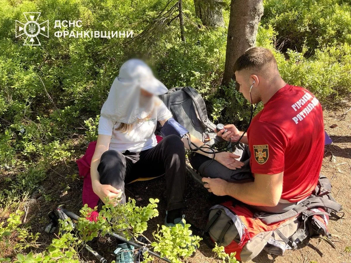 Горные спасатели помогли двум туристам на Прикарпатье