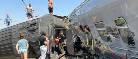 Зіткнення поїзда і вантажівки під волгоградом: 33 дитини постраждали