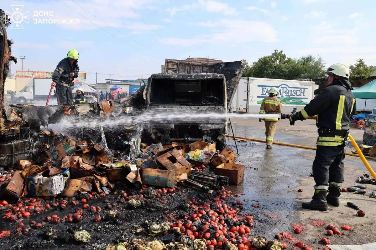 В Запорожье на рынке сгорели павильон и два грузовика