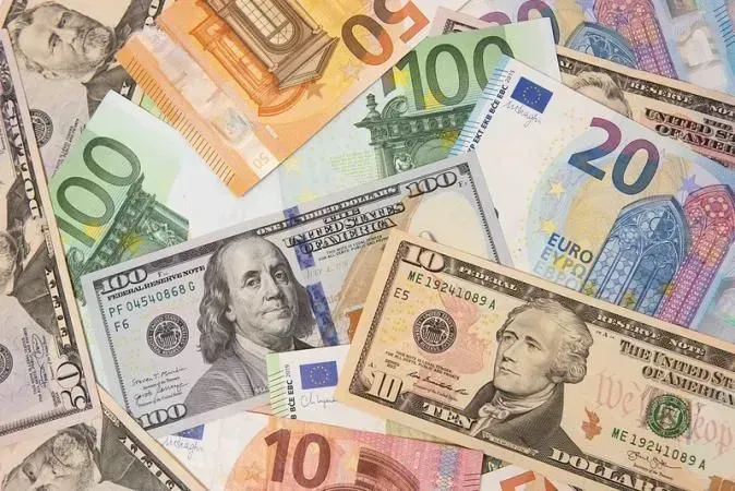Курс валют на 30 липня: долар та євро суттєво послабились