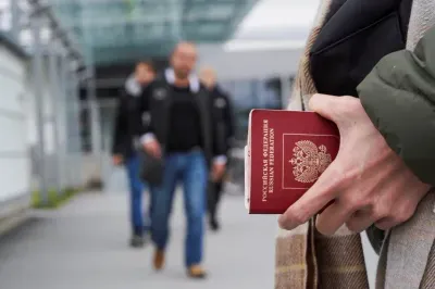 Найбільша партія Європарламенту закликала ЄС вжити термінових контрзаходів через спрощення Угорщиною умов в'їзду для росіян  - FT